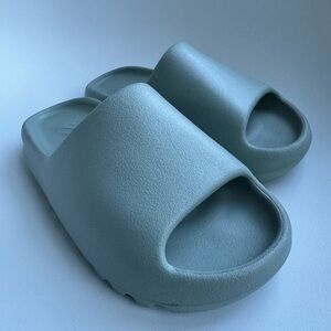 NEW Yeezy slides with tag and box men’s size 5 -Salt